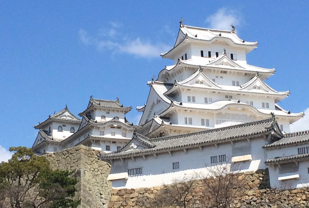 世界遺産 姫路城 の屋根と向き合う 伝統のいぶし瓦を現代へ 光洋製瓦